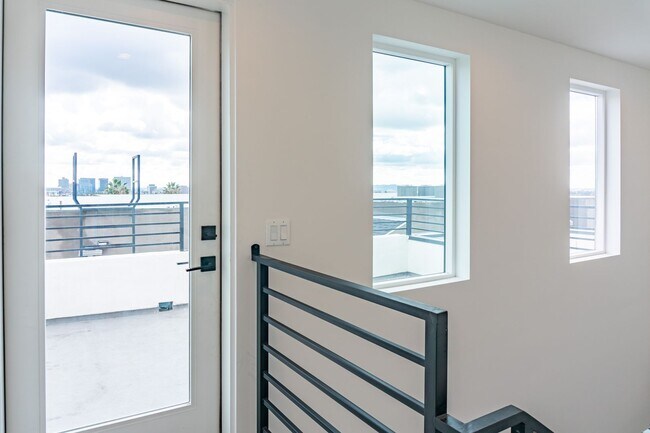 Foto del edificio - Beautiful Spacious Modern 3 Bedroom Townhome Available Now! - ONE MONTH FREE