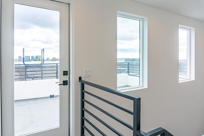 Foto del edificio - Beautiful Spacious Modern 3 Bedroom Townhome Available Now!