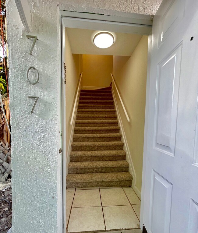 Building Photo - 707 Fernwood Dr