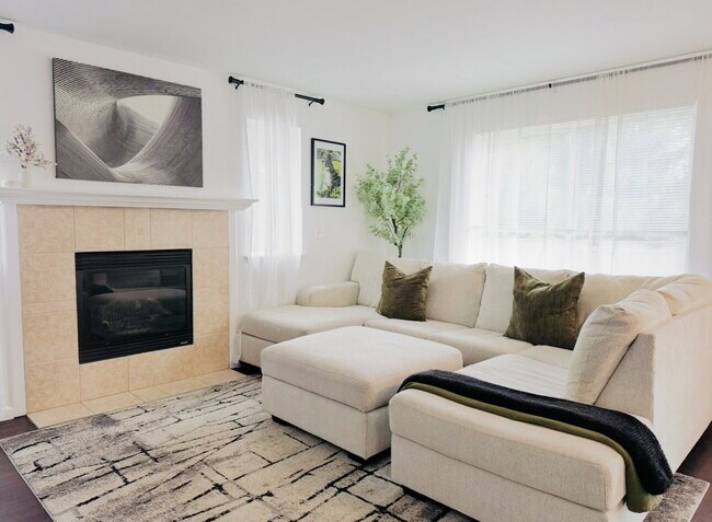 Foto del edificio - Spacious 3-Bed, 2.5-Bath Townhome in Prime Puyallup Location