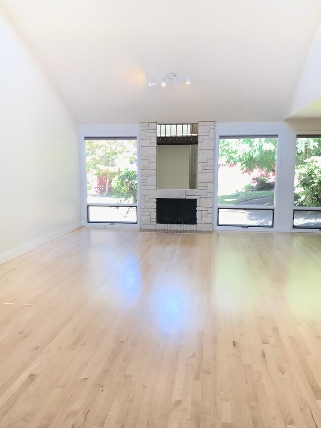 Building Photo - Large Home on Large Fenced Lot with Remode...