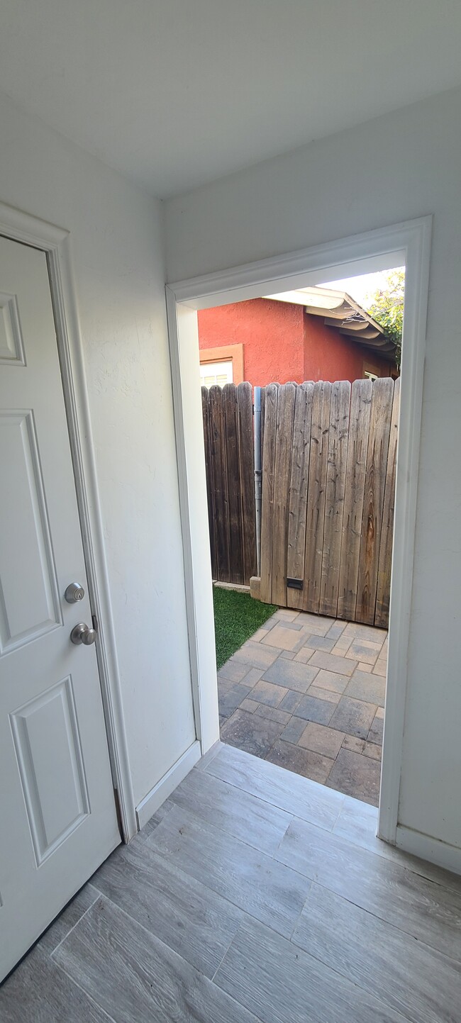 Vesitbule - 909 Begonia St
