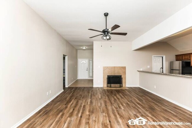 Building Photo - Newly renovated spacious 3 bed/2 bath, wit...