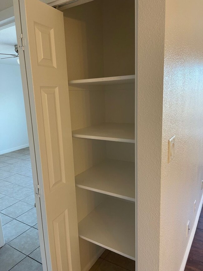 Foto del edificio - 2nd Floor condo For Rent