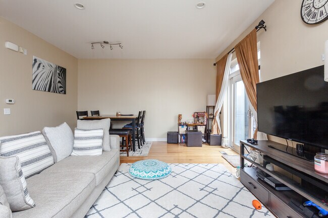 Foto del edificio - 648 W 16th St