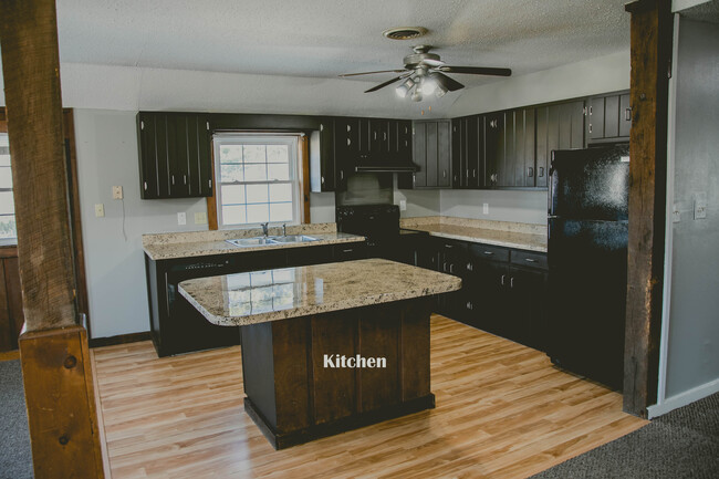 Building Photo - 4084 /4086 Samoset Cir
