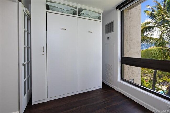 Foto del edificio - 1 bedroom, den with murphy bed, 1 cov parking, tropical grounds with pool, tennis courts +++++++