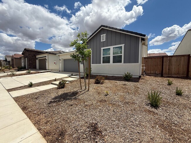 Foto del edificio - 3 bedroom, 2 bathroom home located in the vibrant community of Madera, CA
