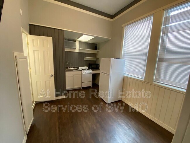 Building Photo - 1301 E Elm St