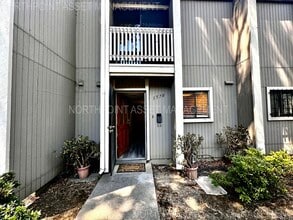 Building Photo - 1578 Newborough Dr