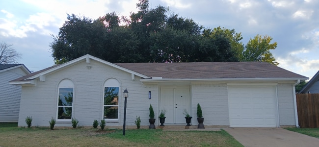 Building Photo - 2437 Miller St