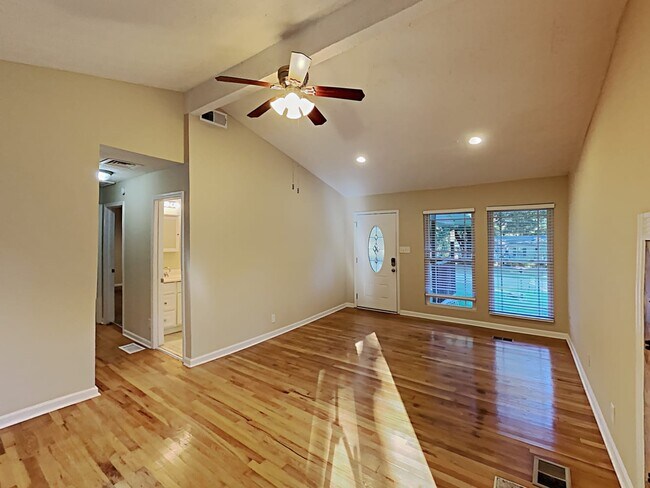 Building Photo - 1711 Donna Lynn Dr SE