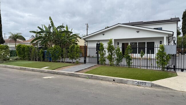 Foto del edificio - 15109 Leadwell St