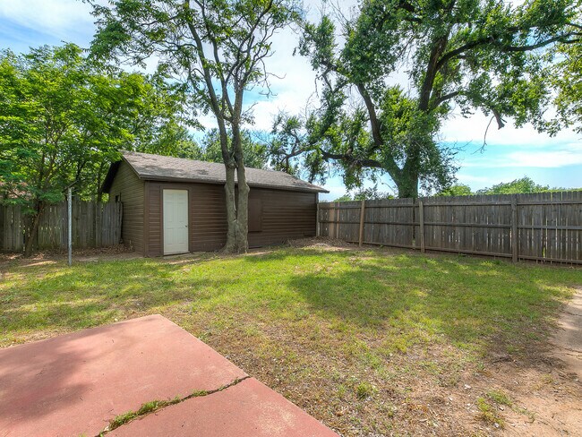 Building Photo - Updated DUPLEX- Minutes away from The Plaz...