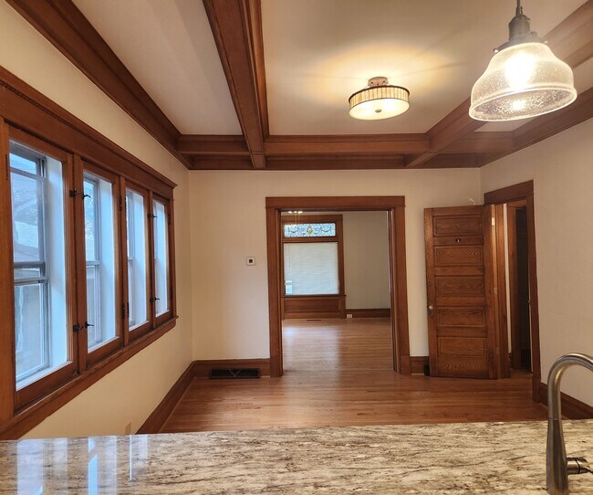 Foto del edificio - 136 Elgin Ave