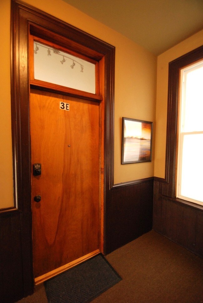 Building Photo - 1155 W Dickens Ave