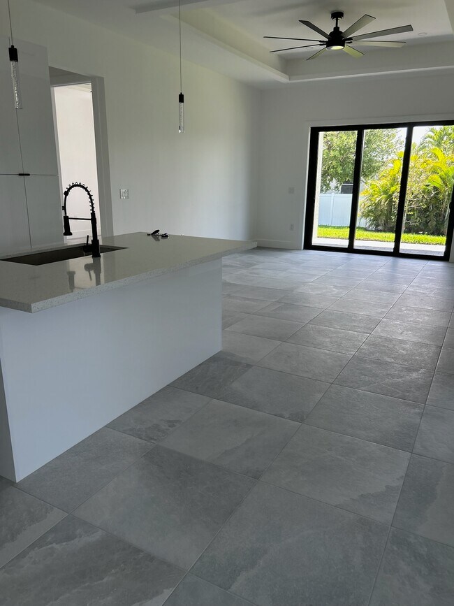 Foto del edificio - 4329 SW 16th Pl