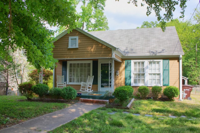 Charming 2 bedroom, 1 bath bungalow with fenced yard in Lakewood - Charming 2 bedroom, 1 bath bungalow with fenced yard in Lakewood House
