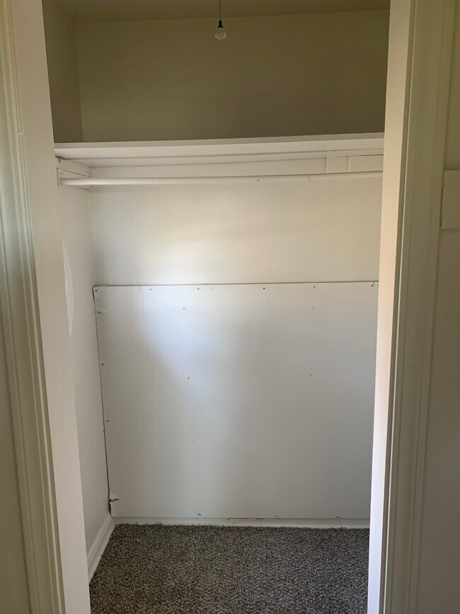 closet - 1200 Givens Dr