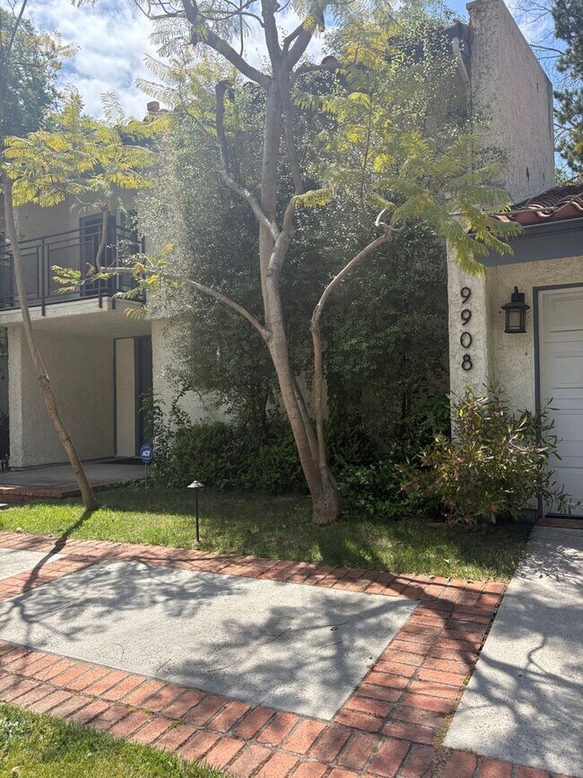 Foto del edificio - Elegant Beverly Hills Living | 2 Bed + Study or office  | 3 Bath | Pool & Spacious Yard