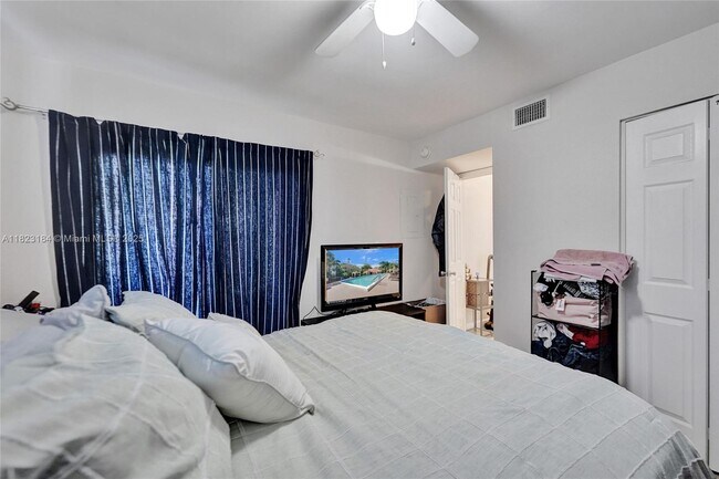 Foto del edificio - 10125 W Sunrise Blvd