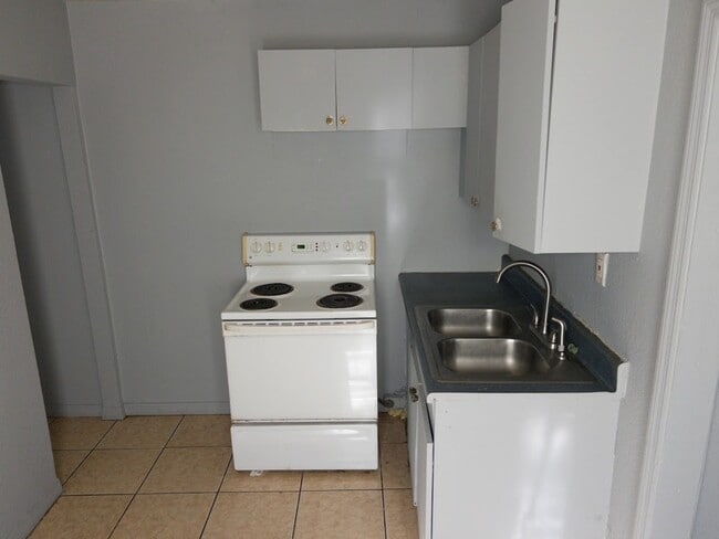 Building Photo - 901 W Anderson St