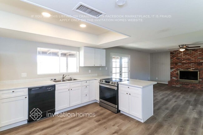 Building Photo - 4221 W Paradise Dr