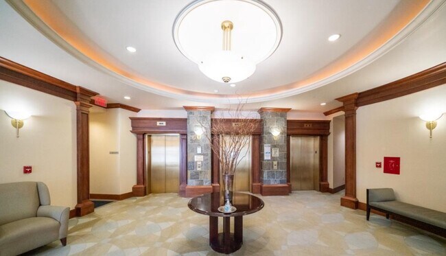 Foto del edificio - 360 W Washington Ave