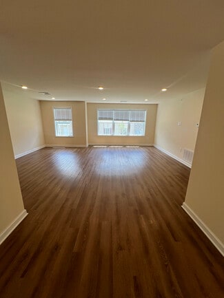 Building Photo - 540 Northend Dr
