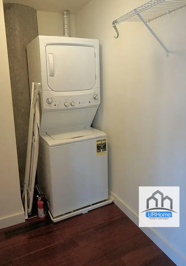Building Photo - Elevated City Living: Expansive 2-Bed, 2-Bath Condo in Portland – Parking & Most Utilities Included!