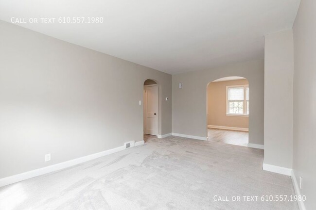 Building Photo - Updated 2 Bedroom 1 Bath, second floor apa...