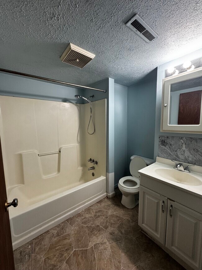 Building Photo - SR 15