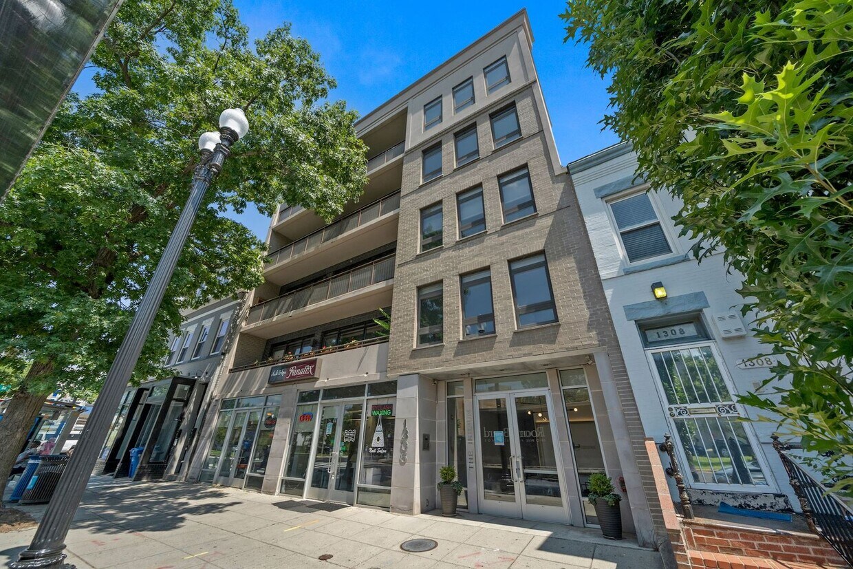 Primary Photo - Unique // 2 Bedroom and 2 Bathroom Condo//...