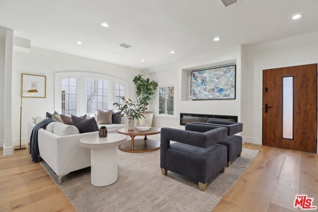 Building Photo - 916 S Rimpau Blvd