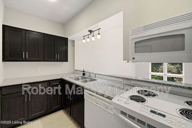 Building Photo - 2745 Grinstead Dr