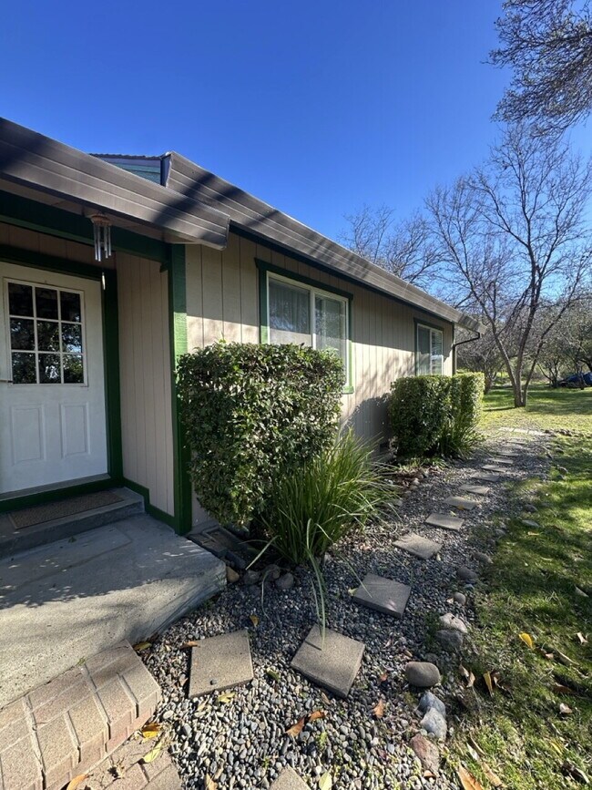 Foto del edificio - Beautifully updated home available in desi...