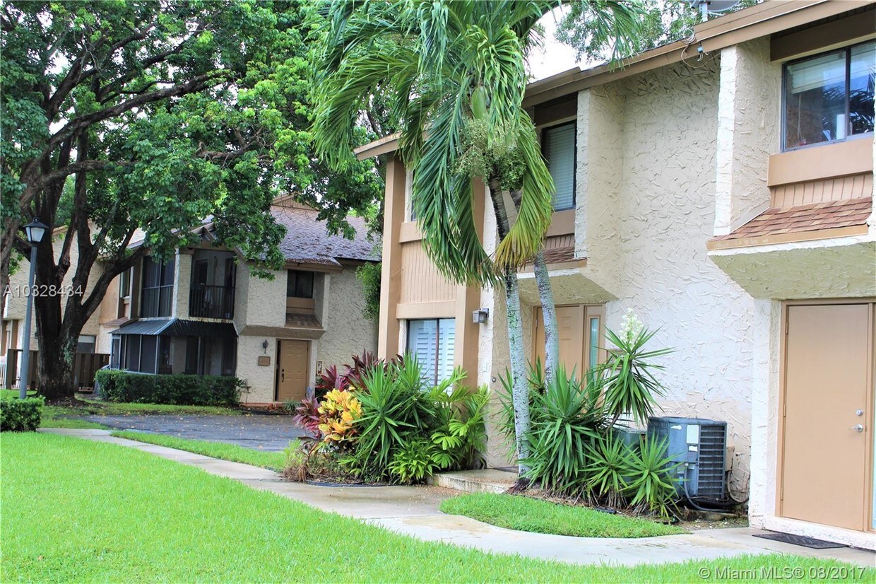 220 Wimbledon Lakes Dr, Plantation, FL 33324 Townhome Rentals in
