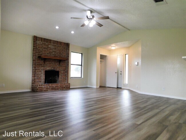 Building Photo - 3 br, 2 bath House - 2404 Lago Trl