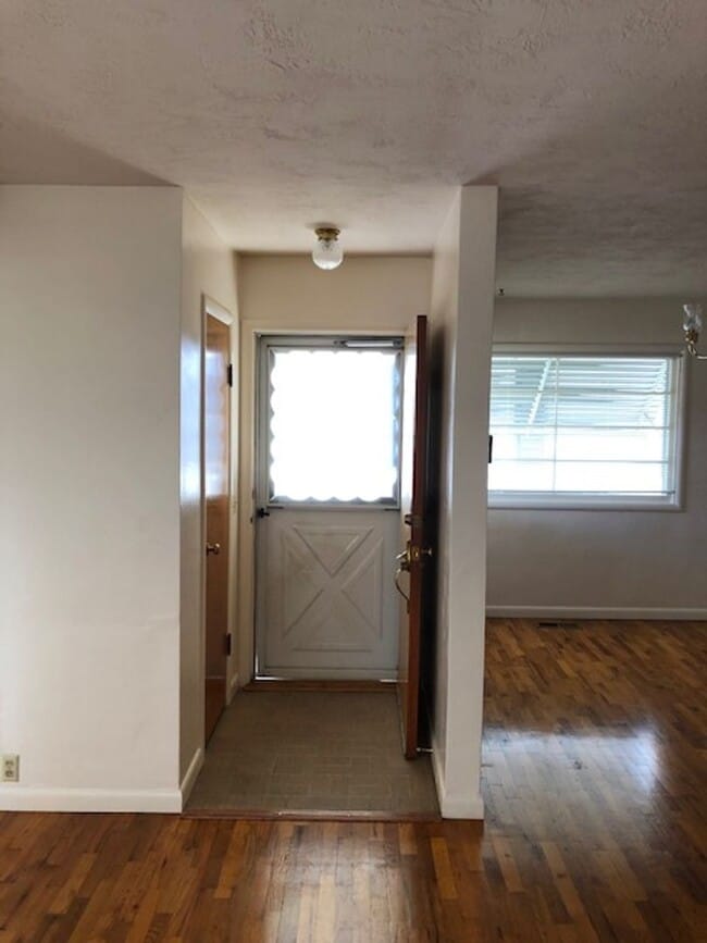 Building Photo - SINGLE LEVEL, 3 BEDROOM HOME WITH DETACHED...