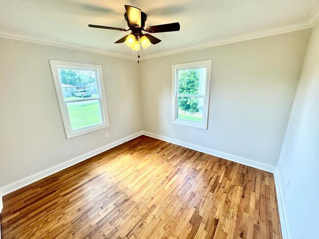 Foto del edificio - Freshly Renovated in Athens City! Lawncare included!