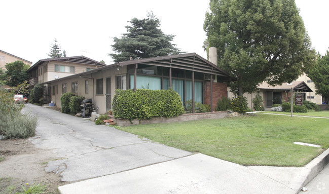 Primary Photo - 10863-10881 Whipple St
