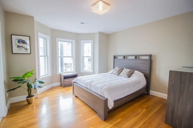 Building Photo - 792 Saratoga St