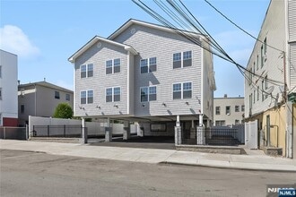 Building Photo - 110 Madison St
