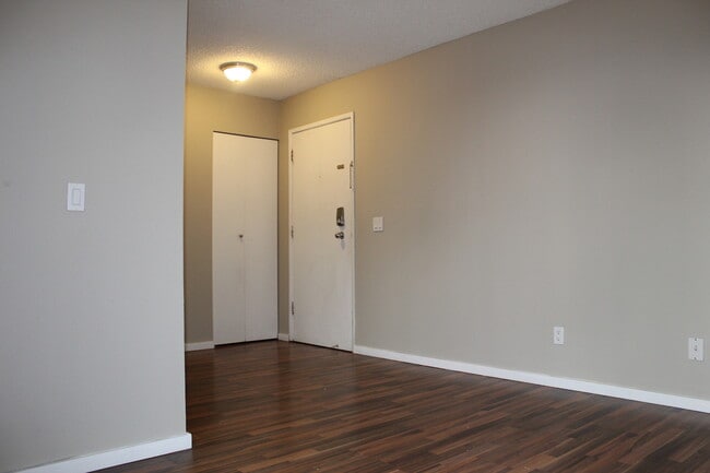 Building Photo - Maggie Manor Apartments