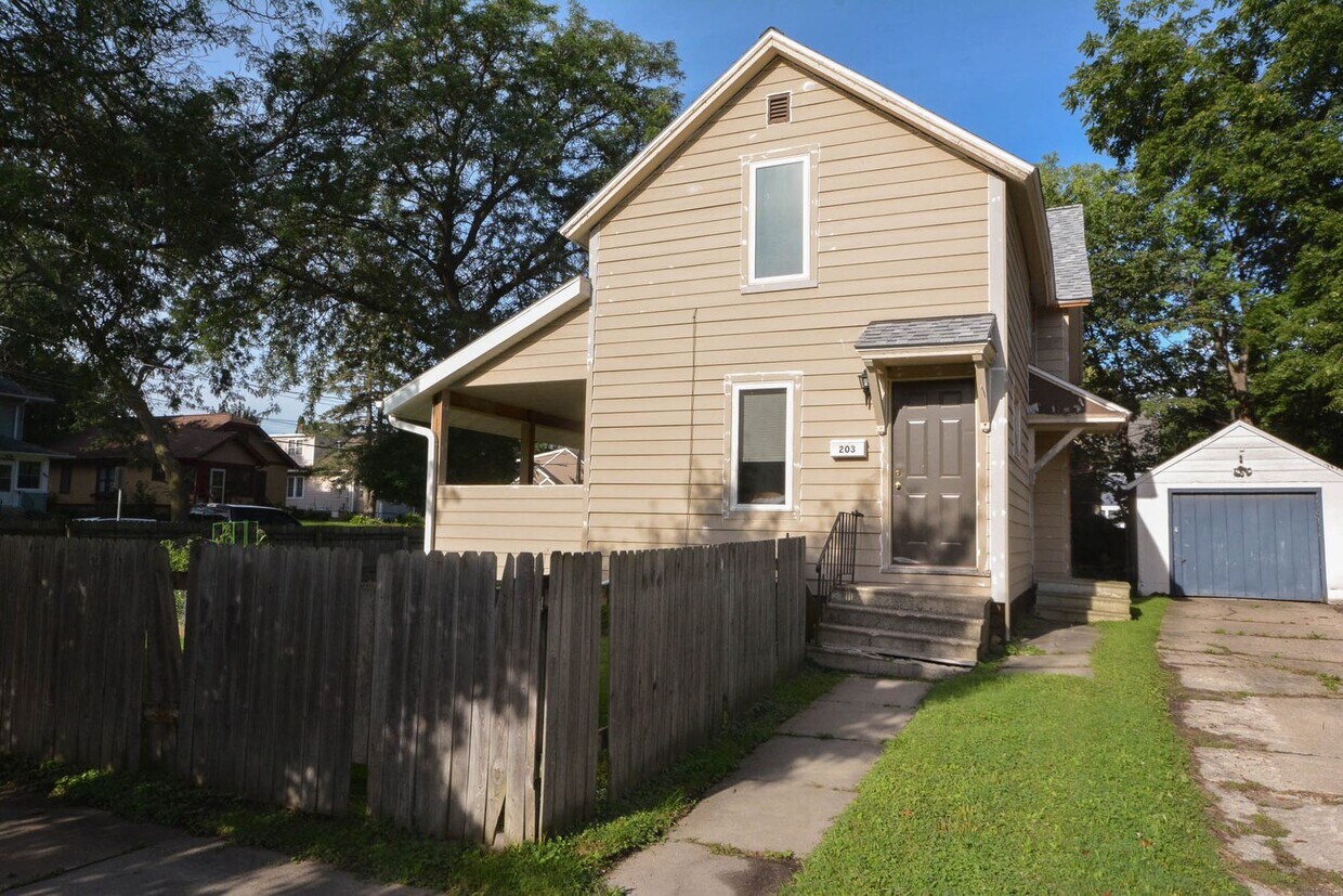 Foto principal - 829 2nd St NW