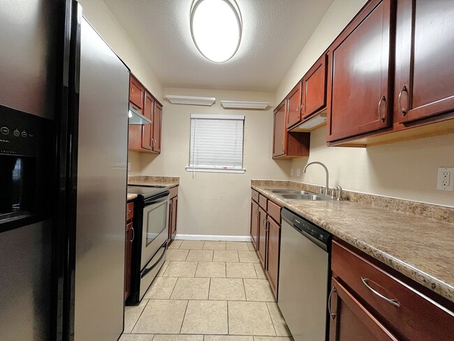 Foto del edificio - 1/2 Off First Months Rent! Absolutely darling, fully remodeled, single story, updated condo in a ...