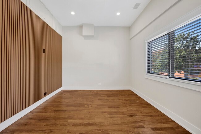 Foto del edificio - 2405 S Leavitt St