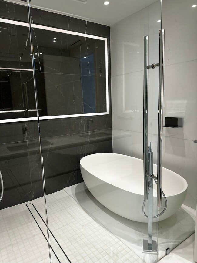 Building Photo - 460 NE 28th St