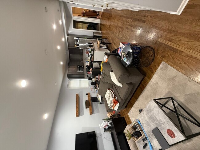 Foto del edificio - 518 N May St