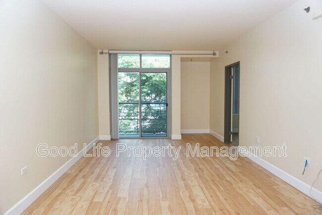 Building Photo - 425 W Beech St